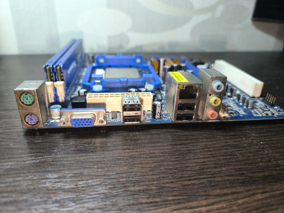 Материнская плата ASRock N68-VS3 FX + AMD Athlon  || + 4 Gb RAM