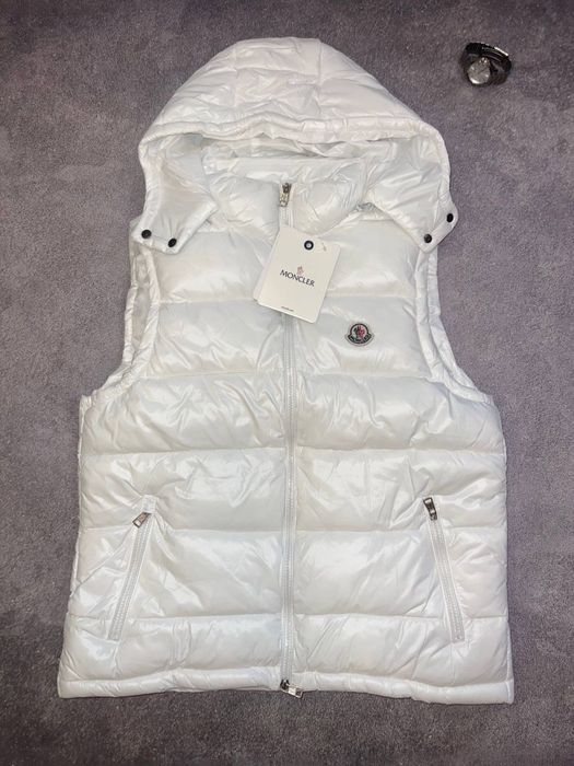 чорна глянцева та біла желетка moncler