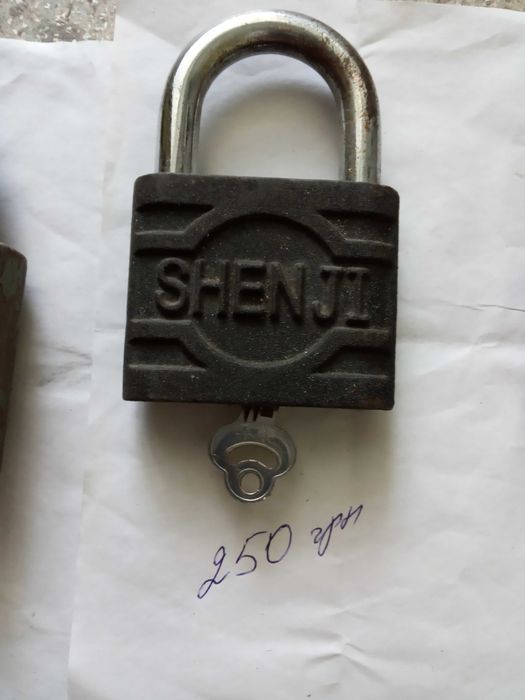 Старинный навесной замок..