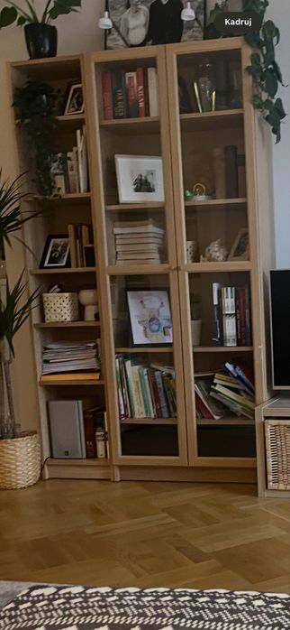 Regał billy - dwa. Jeden szeroki drugi wąski. Kolor drewno.