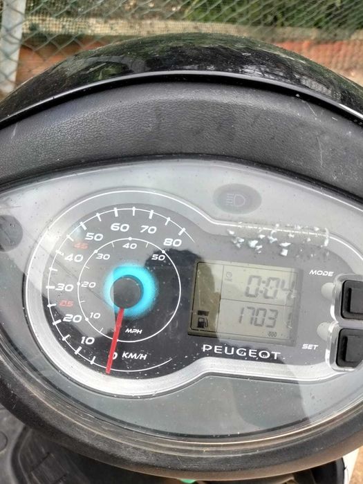 Vendo scooter Peugeot Tweet 50cc, ano 2017, a gasolina.
