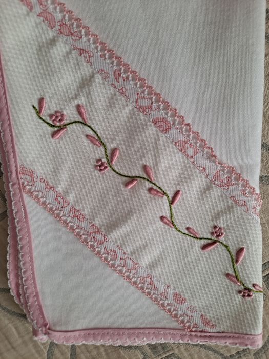 Fralda de bebé com bordado madeira