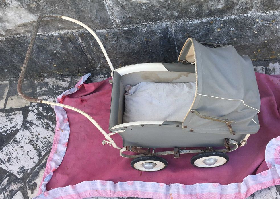 Berço de bonecas em madeira e Carrinho de bonecas de 1945
