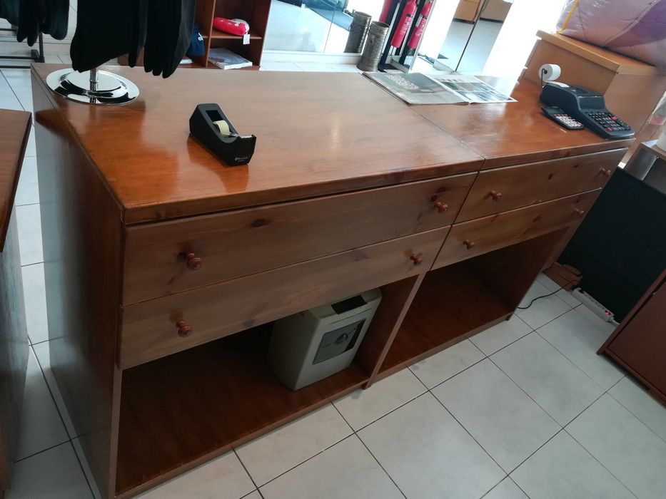 Balcão / aparador com quatro gavetas BAIXA DE PREÇO para desocupar