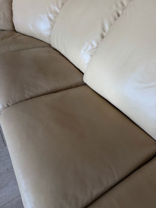Шкіряний кутовий диван .Кут міняється.Стан ідеальний.