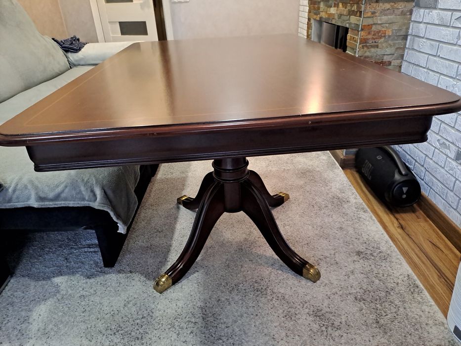 Mesa da sala  em madeira.