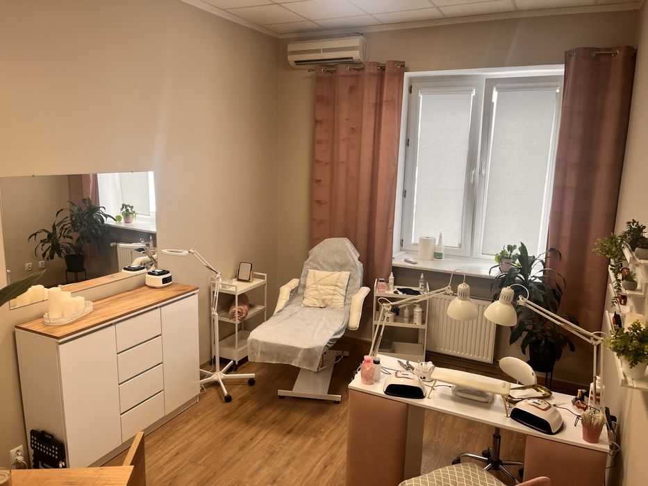 Meble do gabinetu kosmetycznego biurko fotel komody lampy kosmetyczne