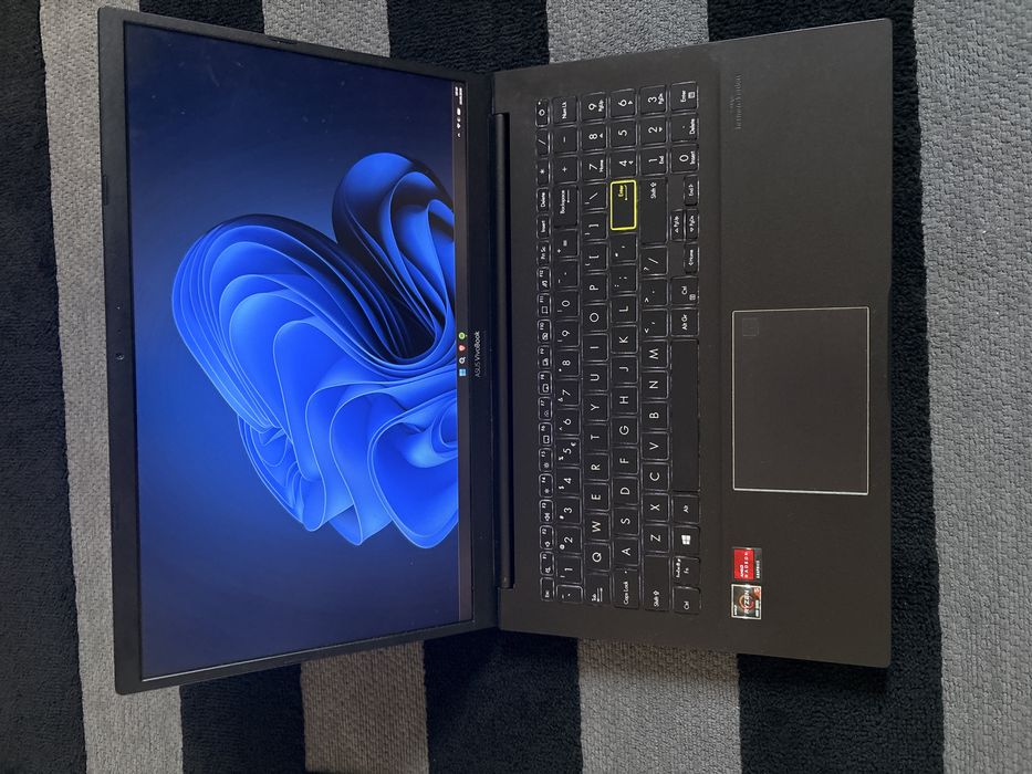 Laptop Asus Vivobook 15 (Z pudełkiem i zestawem kabli)