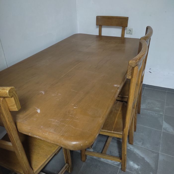 Mesa e cadeiras em castanho maciço