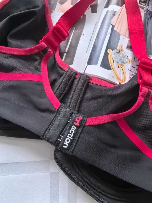 Fajny sportowy biustonosz miękki marki Triumph rozmiar 80B
