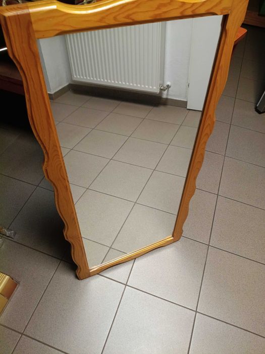 Lustro w drewnianej ramie