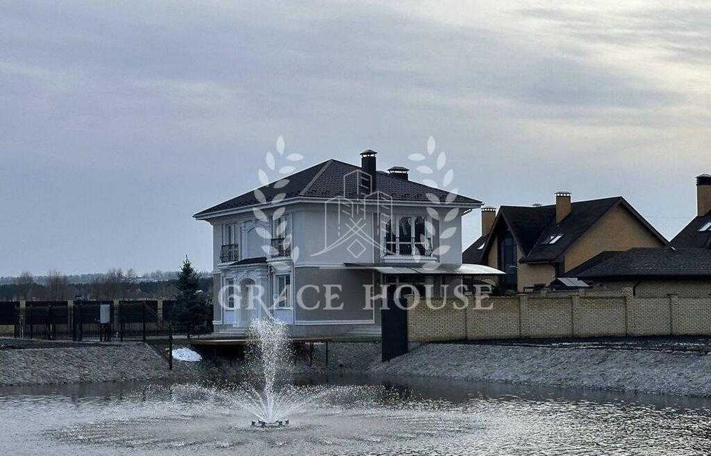 Новий котедж на БЕРЕЗІ ОЗЕРА з РЕМОНТОМ, з охороною у КМ. с. Романків