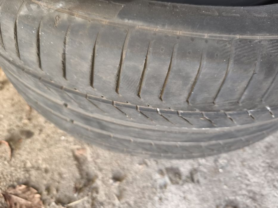 Dois pneus 245/50R18
