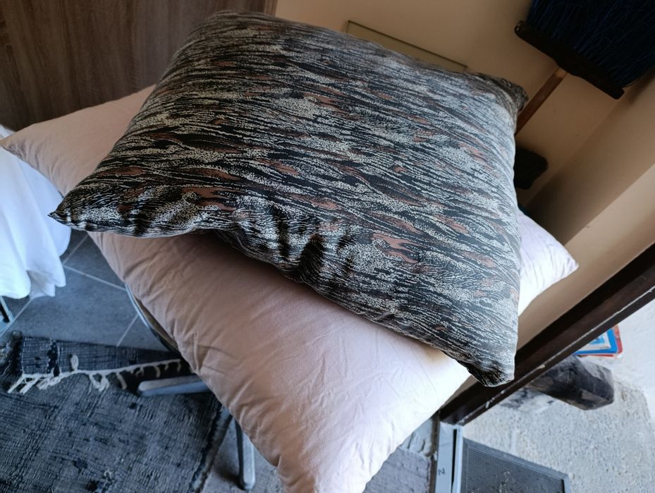 Dwie duże grube poduszki z pierzem, pierzowe poduchy