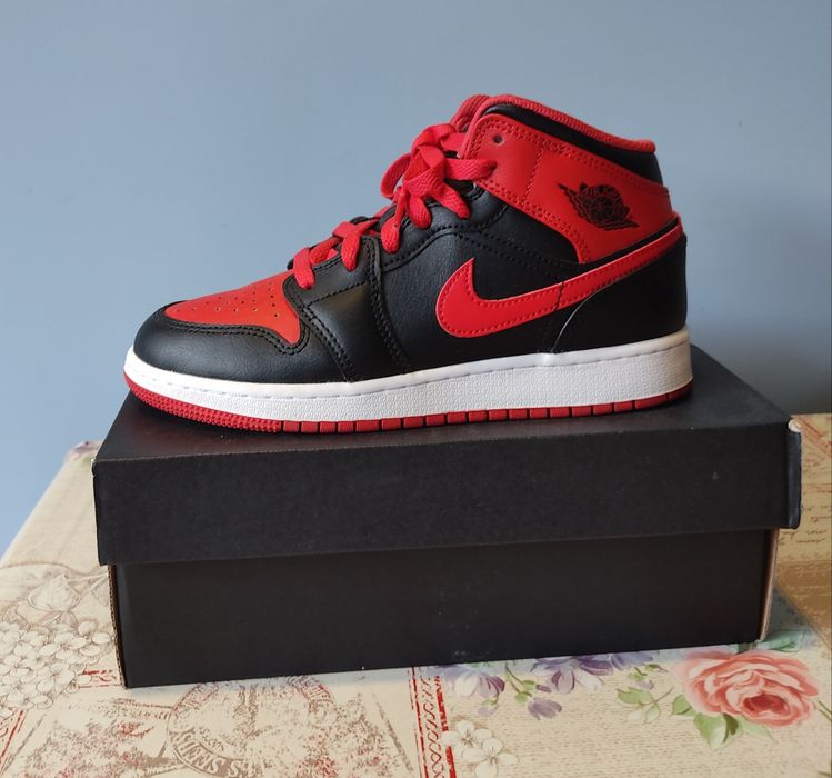 Air Jordan mid 1