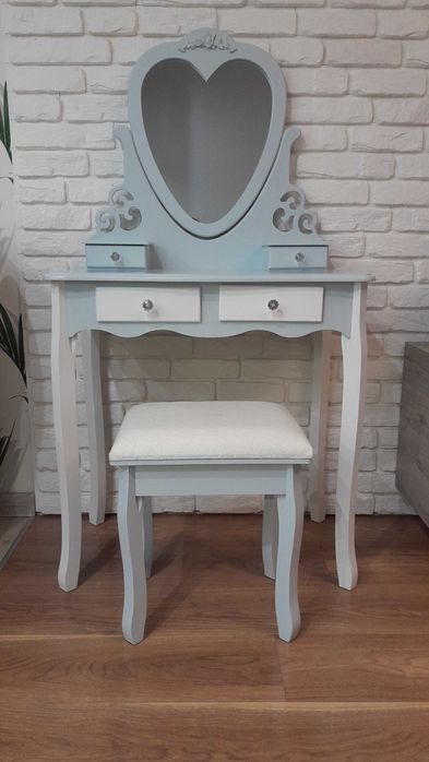 Toaletka kosmetyczna szaro-biała.