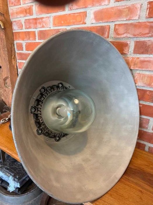 Lampa przemysłowa, wisząca 1975 rok, industrialna, antyk