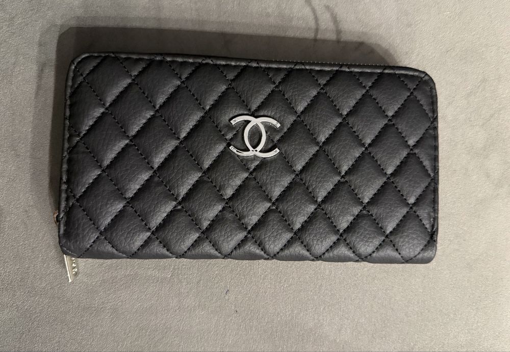 Czarny portfel chanel