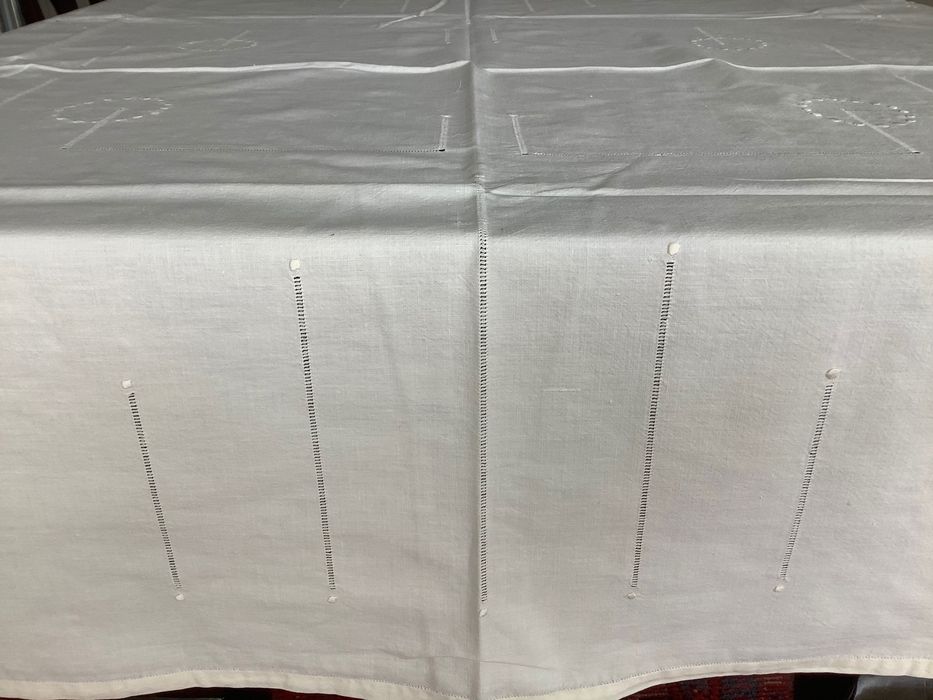 Antiga toalha retangular de linho bordada à mão e bainhas abertas