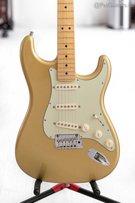 2009 Fender Custom Shop Deluxe Stratocaster in HLE Gold