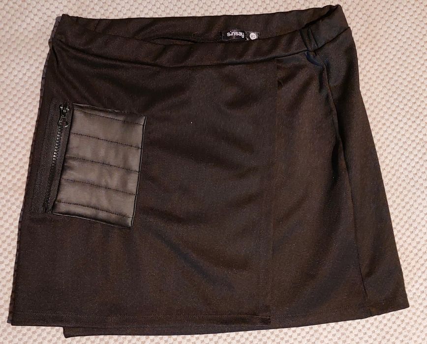 Krotka spódniczka z kieszenią mini czarna. Sinsay.  XS.
