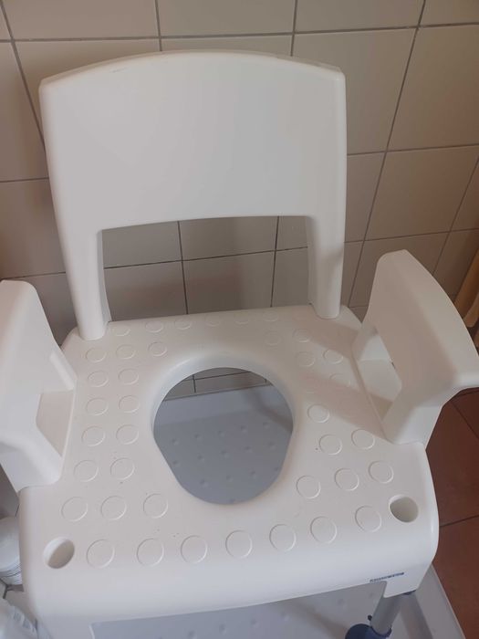 Excelente  cadeira para auxiliar no duche e uso da sanita