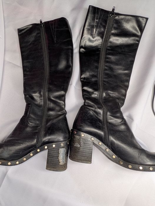 Сапожки чорні по периметру шипи, осінні без підкладки, шкіряні на підб