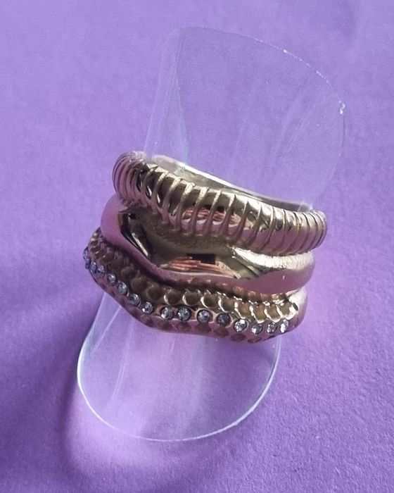 Anel dourado, em aço inoxidável, com zirconias. T17