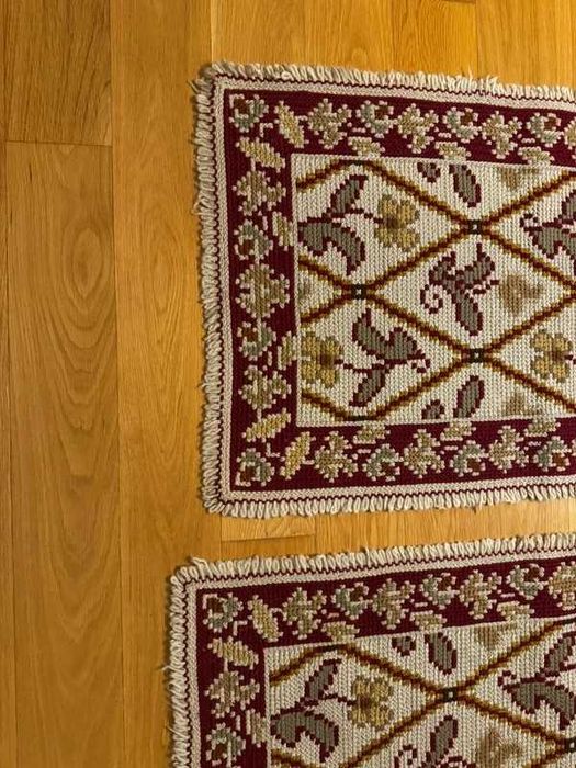 Conjunto 3 Tapetes de Arraiolos em Lã Feitos à Mão – Bordeaux