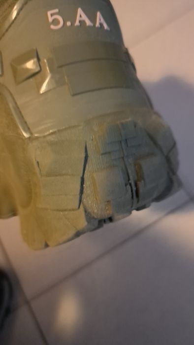 Bota resistente tanto para caminhar como andar no dia a dia.