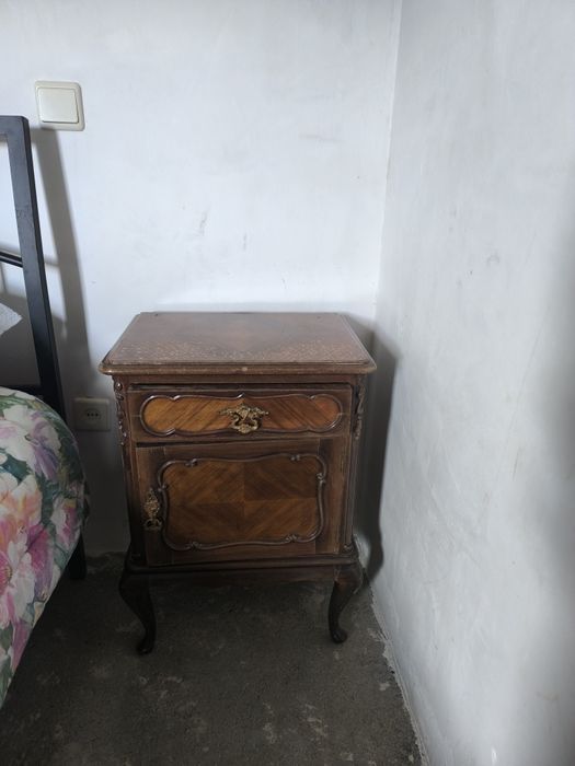 Pechiche antigo em muito bom estado com banquinho e duas mesas de cabeceira do mesmo estilo