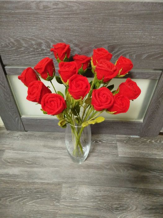 Штучні в'язані квіти