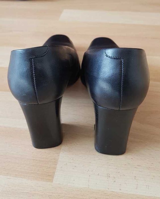 skórzane buty na obcasie r.37