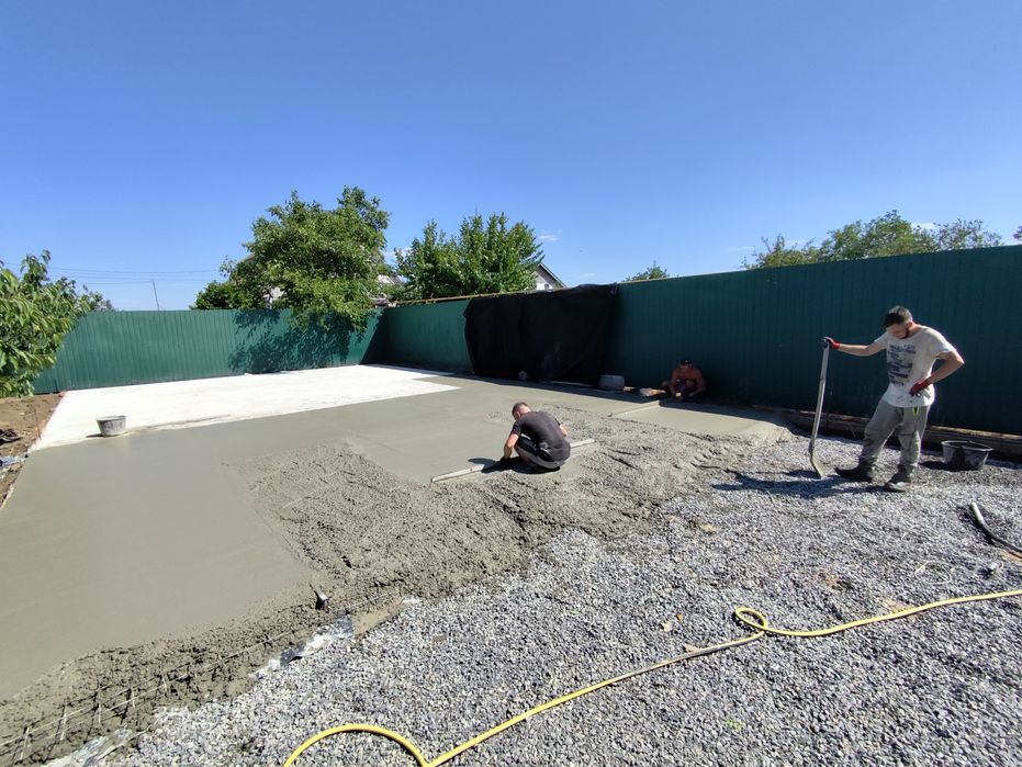 Стяжка полов.Бетонирование дворов  и площадок.