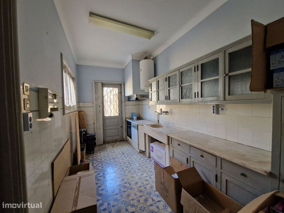 Moradia T4, reabilitar na totalidade - Porto