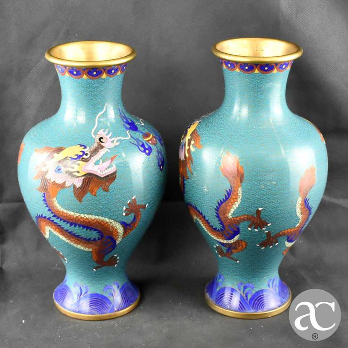 Par de Jarras em Cloisonné, decoradas com dragões