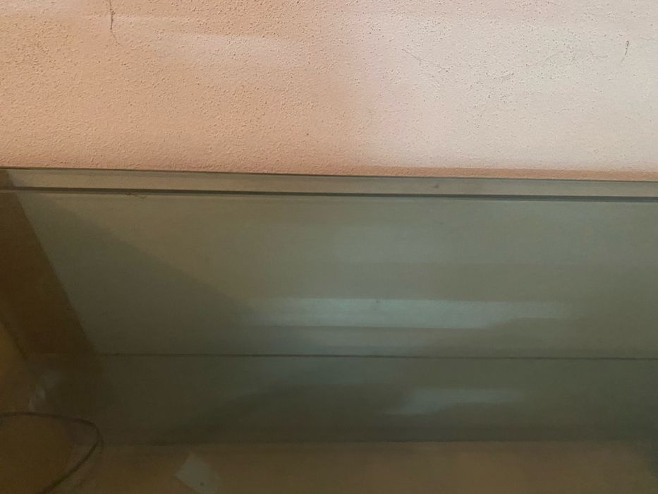 Vitrine em madeira macisa com vidro por cima e na frente