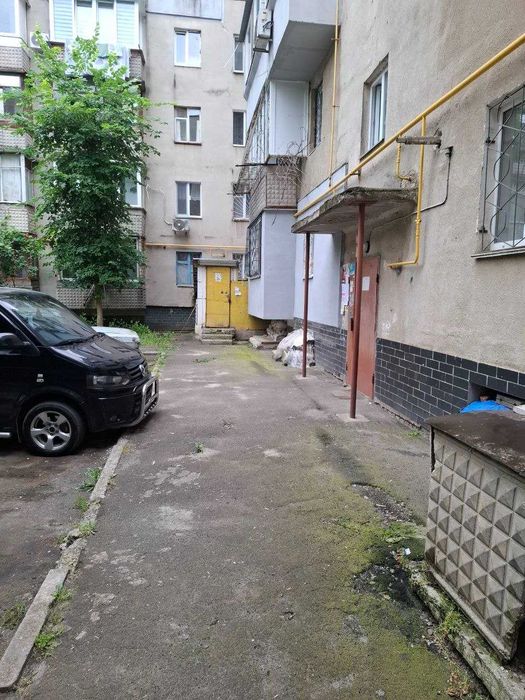 Продам Полуподвал,подвал со светом,туалетом,металопласт.окна в лесках
