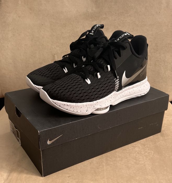 Баскетбольгі кросівки Nike Lebron Witness V