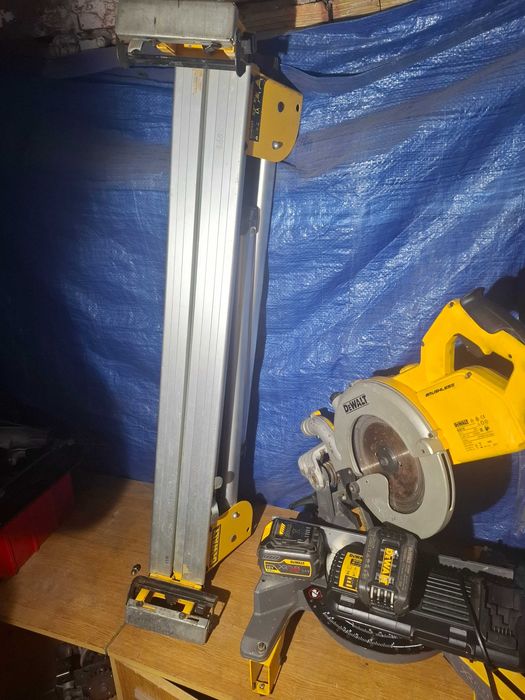 Ukosnica dewalt ze stojakiem