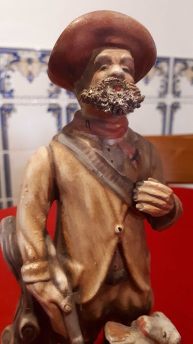 Boneco caçador em louça