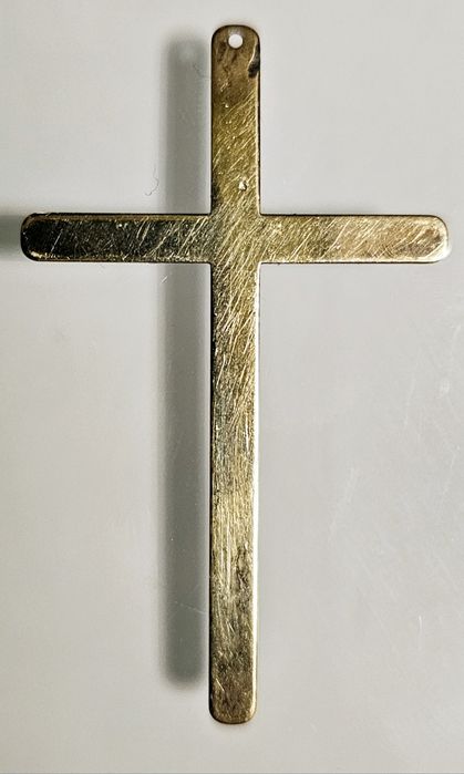 Cieniutka zawieszka krzyżyk w kolorze złotym, 5 cm