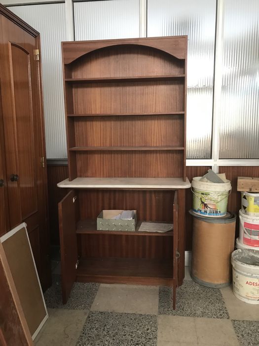 Estante madeira com pedra