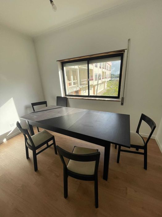 Conjunto mesa de jantar extensível IKEA modelo BJURSTA + 4 cadeiras