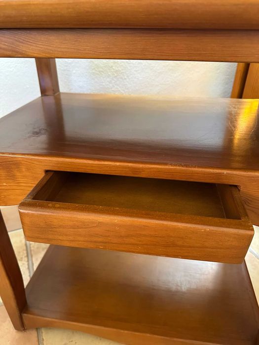 Mesa de Madeira Maciça com Rodas – Durável e Funcional