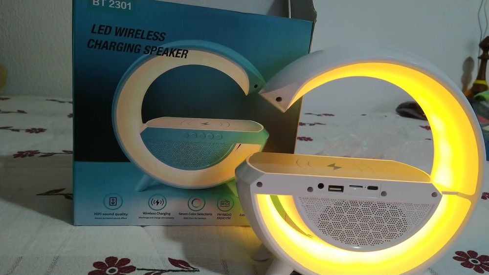 Coluna led com carregamento wireless BT2301, bom estado.