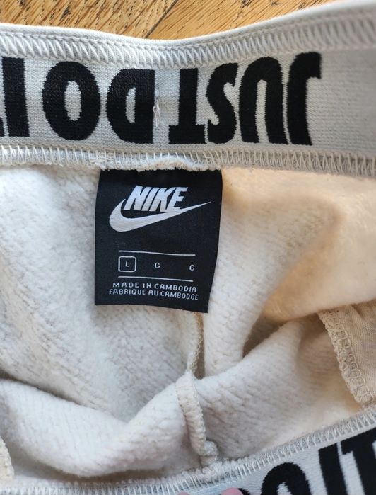Beżowe spodnie dresowe Nike nowe