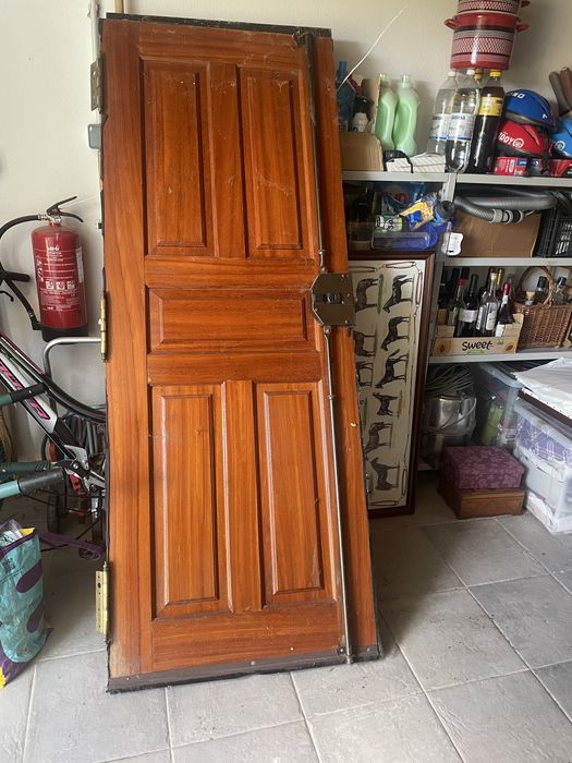 Porta de entrada em madeira