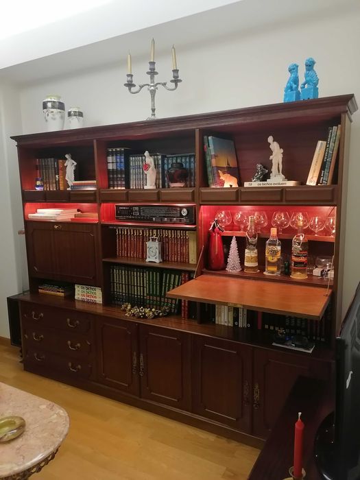 Móvel de Sala em madeira com 2 Bares e iluminação