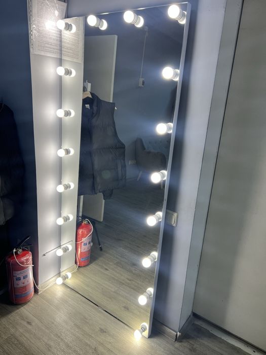 Дзеркало з підсвіткою